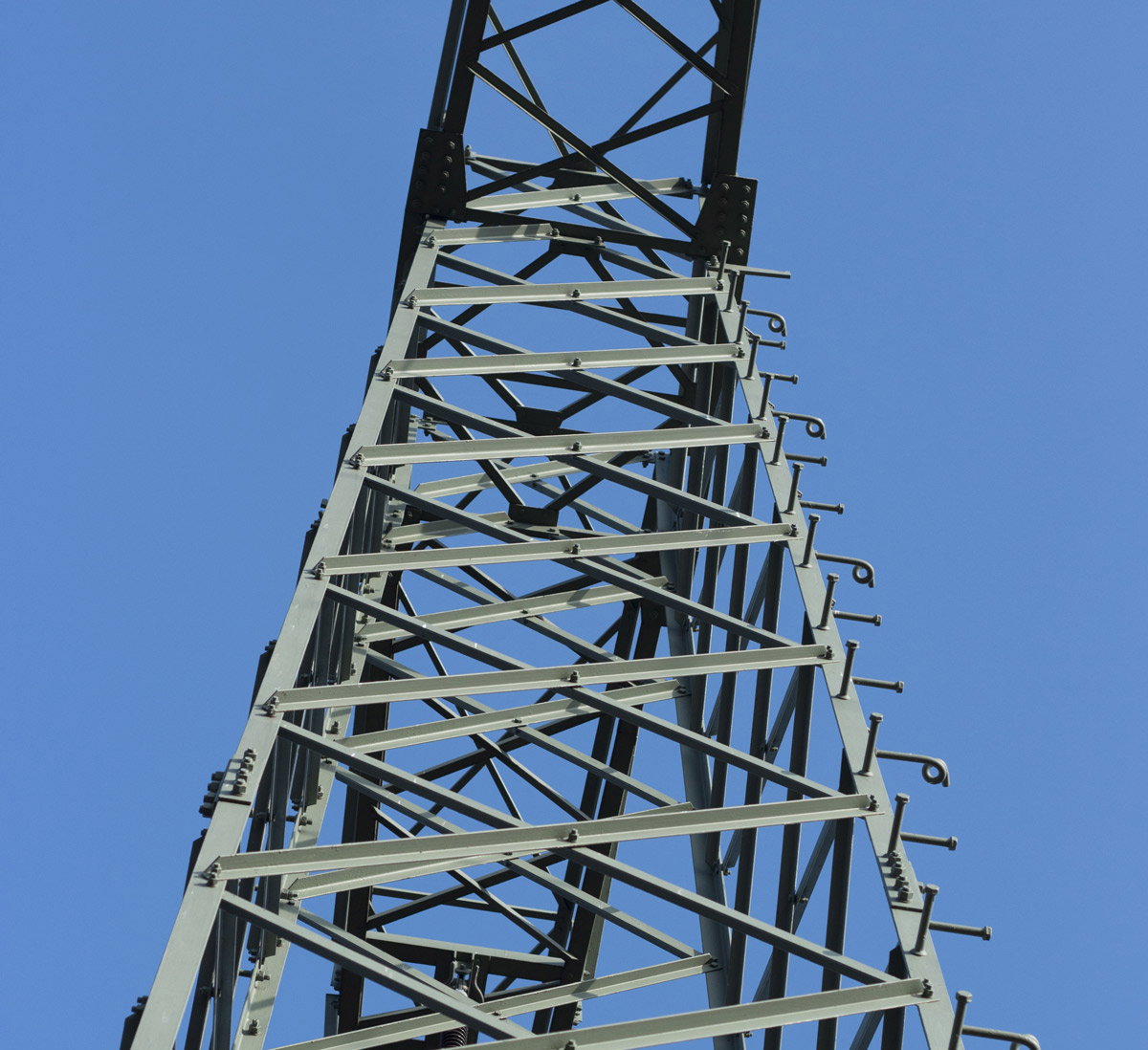 Blick von unten auf Strommast