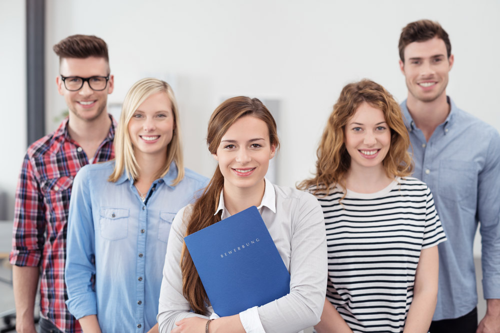 5 Junge Menschen mit einer Bewerbungsmappe in der Hand