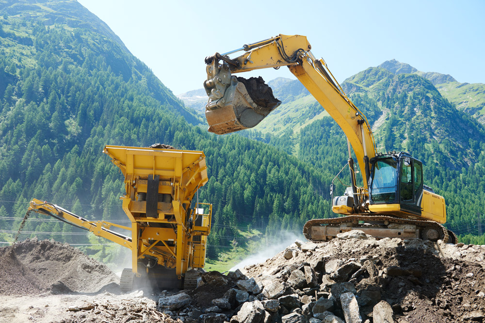 Gelbe Bagger auf Erde Hügeln