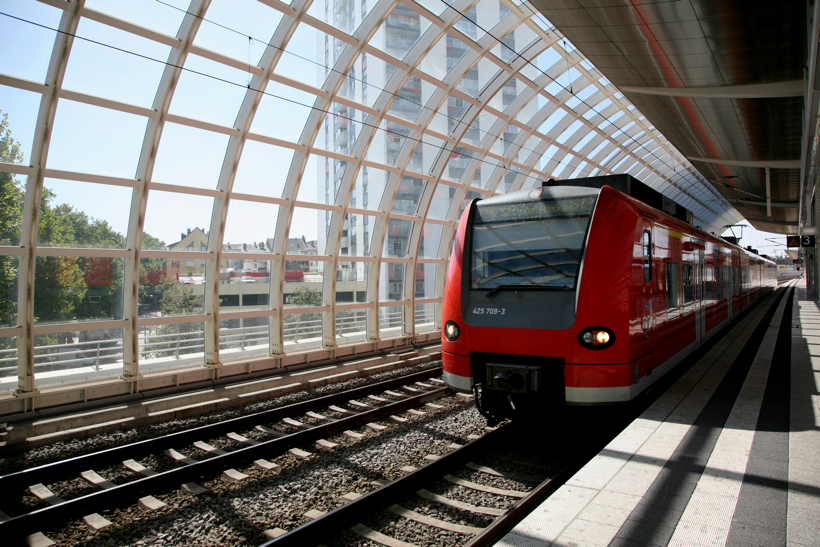 Bahn auf Schienen am Gleis